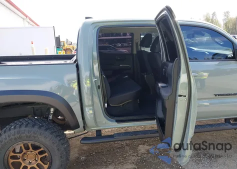 2023 Toyota Tacoma Trail Edition z USA, uszkodzony, nr VIN 3TYCZ5AN5PT132399